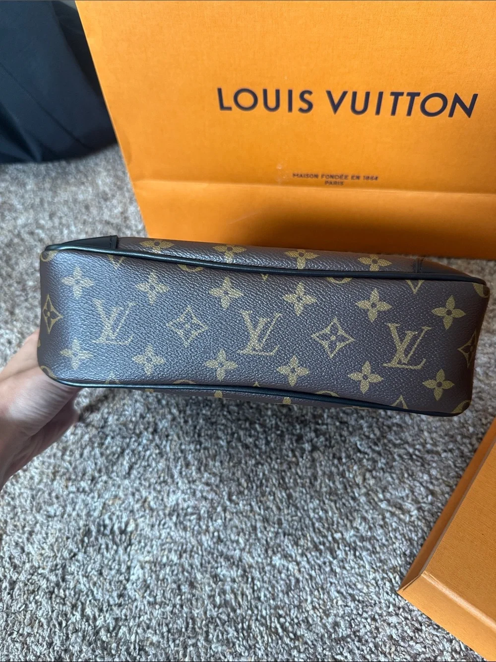 Louis Vuitton bag signs box